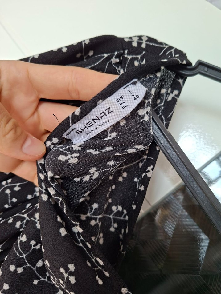 V Yaka Siyah Kısa Bağlamalı Bluz - Görsel 3