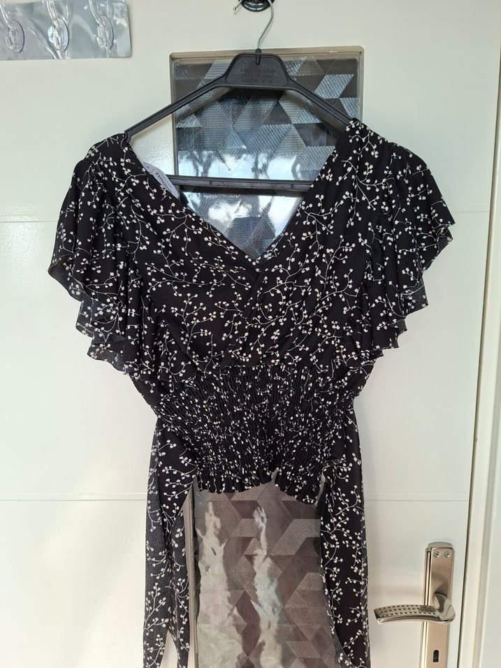 V Yaka Siyah Kısa Bağlamalı Bluz - Görsel 2