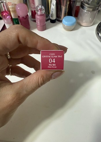 CLIO Crystal Glam Tint 04 Pale Plum Dudak Parlatıcısı - Görsel 2