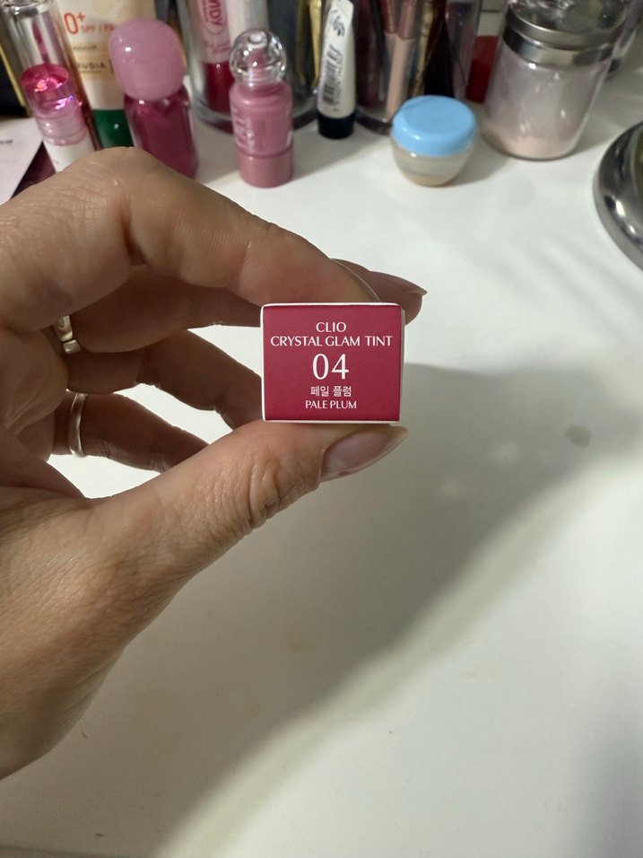 CLIO Crystal Glam Tint 04 Pale Plum Dudak Parlatıcısı - Görsel 2