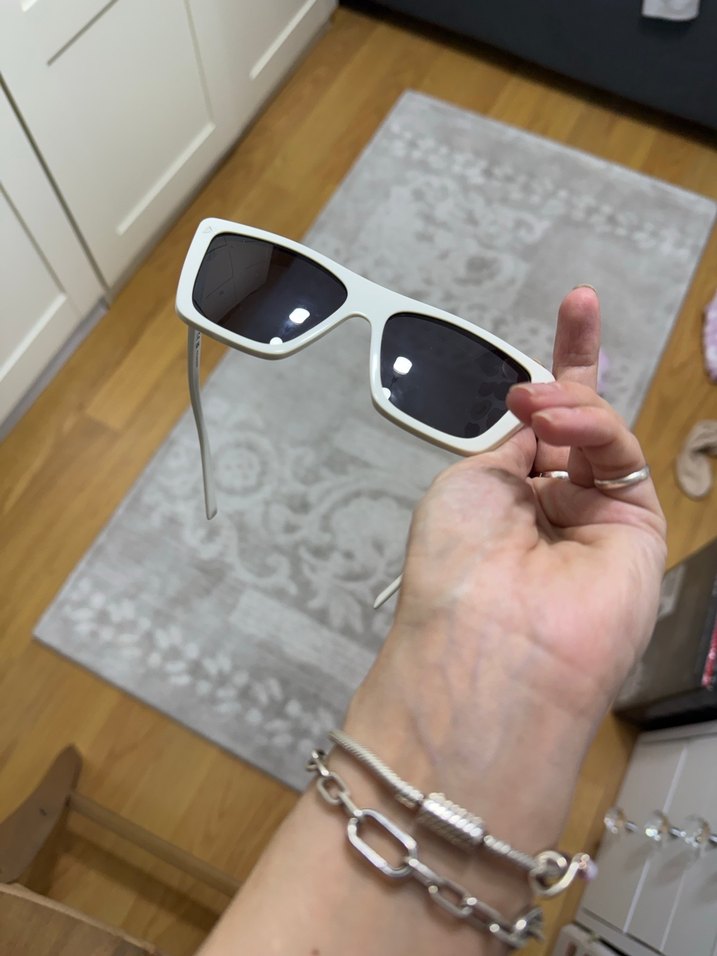 Şeffaf Gri Camlı Beyaz Kadın Güneş Gözlüğü - Görsel 5