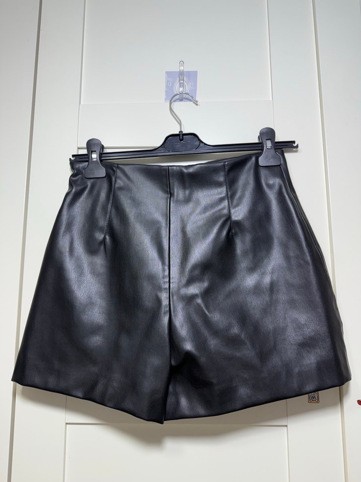 Kadın Siyah Deri Kemerli Mini Şort - Görsel 2