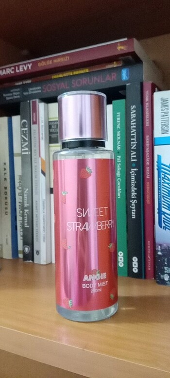 Çilek kokulu vücut spreyi