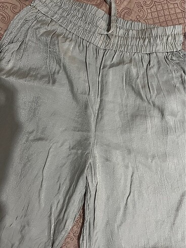 Parlak kumaşlı bej pantolon