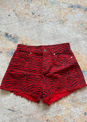 Kırmızı Zebra Desenli Mini Şort