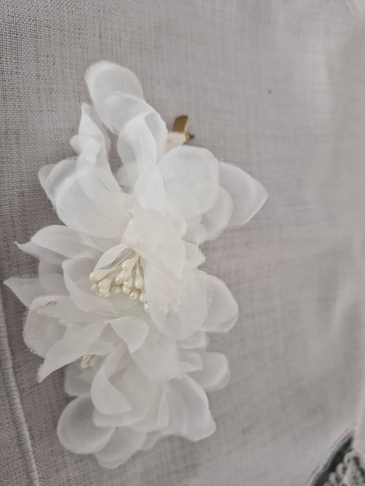 Beyaz Fırfırlı Bohem Çiçek Toka - Görsel 2