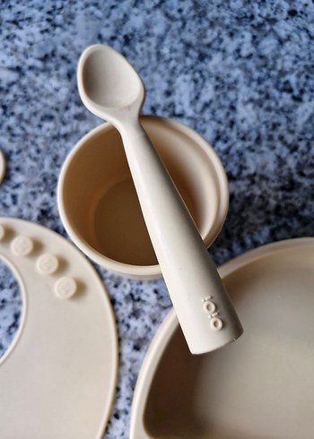 Bej Çocuk Tabak, Çatal, Bıçak ve Önlük Seti - Görsel 4