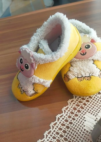 Kız Çocuk Sarı Peluş Nakışlı Terlik - Görsel 3