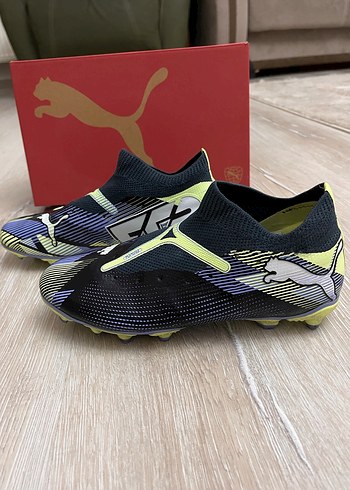 tek ebat Beden Puma Erkek Bağcıksız Futbol Ayakkabısı