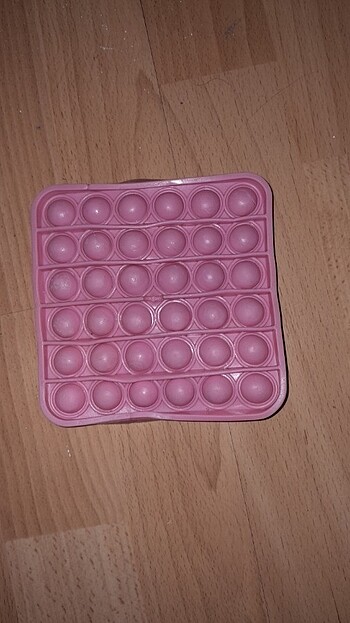 Açık pembe rengindedir