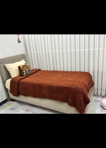 Kahverengi Nakışlı Yatak Örtüsü - Görsel 2