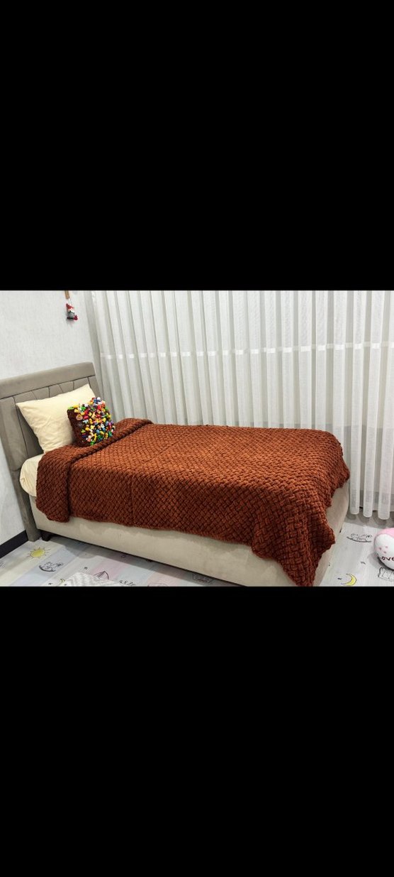 Kahverengi Nakışlı Yatak Örtüsü - Görsel 2