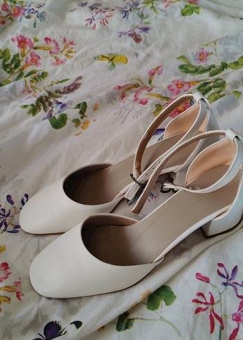 Beyaz Kadın Topuklu Düğmeli Abiye Ayakkabı - Görsel 4