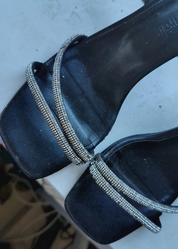 Siyah Yılan Desenli Tokalı İnce Topuklu Sandalet - Görsel 4