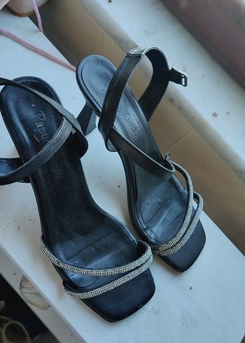 Siyah Yılan Desenli Tokalı İnce Topuklu Sandalet - Görsel 2