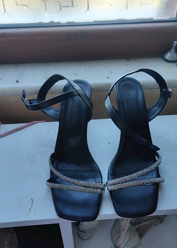 Siyah Yılan Desenli Tokalı İnce Topuklu Sandalet - Görsel 3