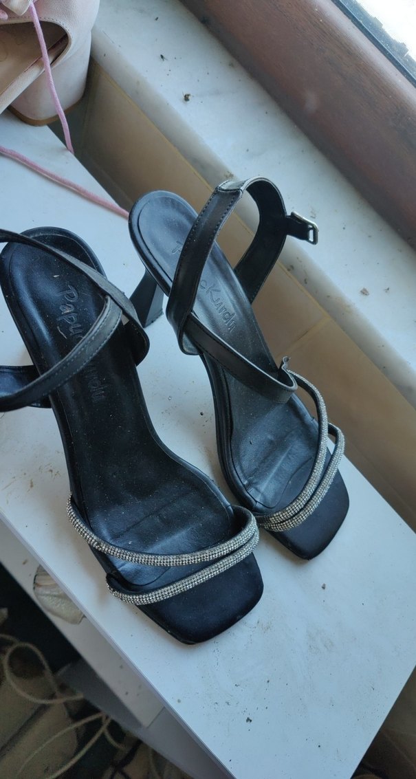 Siyah Yılan Desenli Tokalı İnce Topuklu Sandalet - Görsel 2