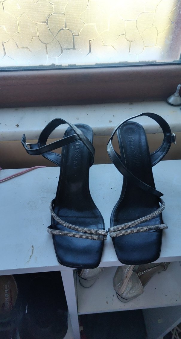 Siyah Yılan Desenli Tokalı İnce Topuklu Sandalet - Görsel 3