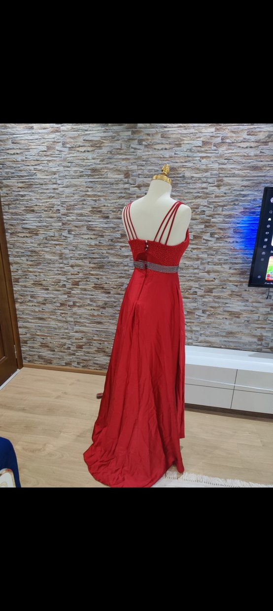 Kırmızı V Yakalı Boncuk İşlemeli Uzun Abiye - Görsel 2