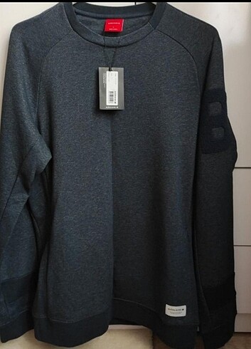 Etiketli sweatshirt