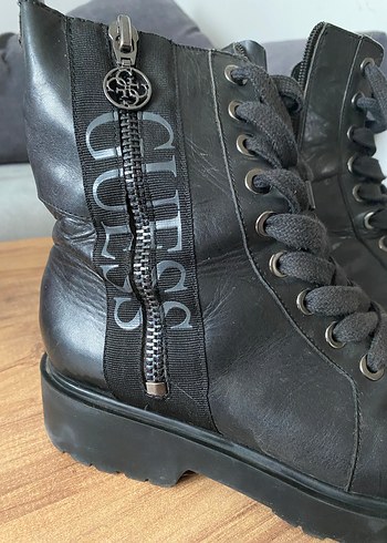 GUESS Siyah Deri Fermuarlı Gotik Kadın Botu - Görsel 4