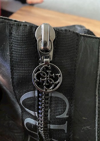 GUESS Siyah Deri Fermuarlı Gotik Kadın Botu - Görsel 5