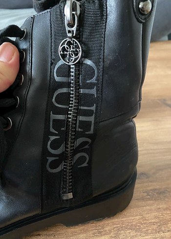 GUESS Siyah Deri Fermuarlı Gotik Kadın Botu - Görsel 3