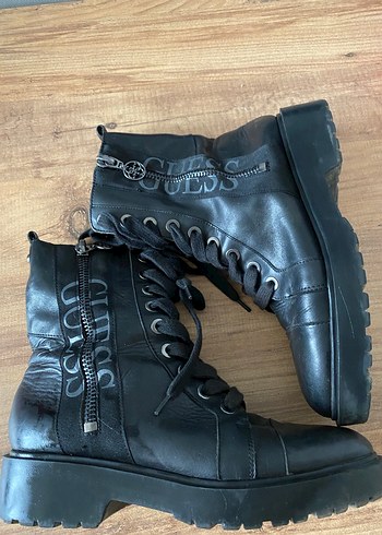 GUESS Siyah Deri Fermuarlı Gotik Kadın Botu - Görsel 2