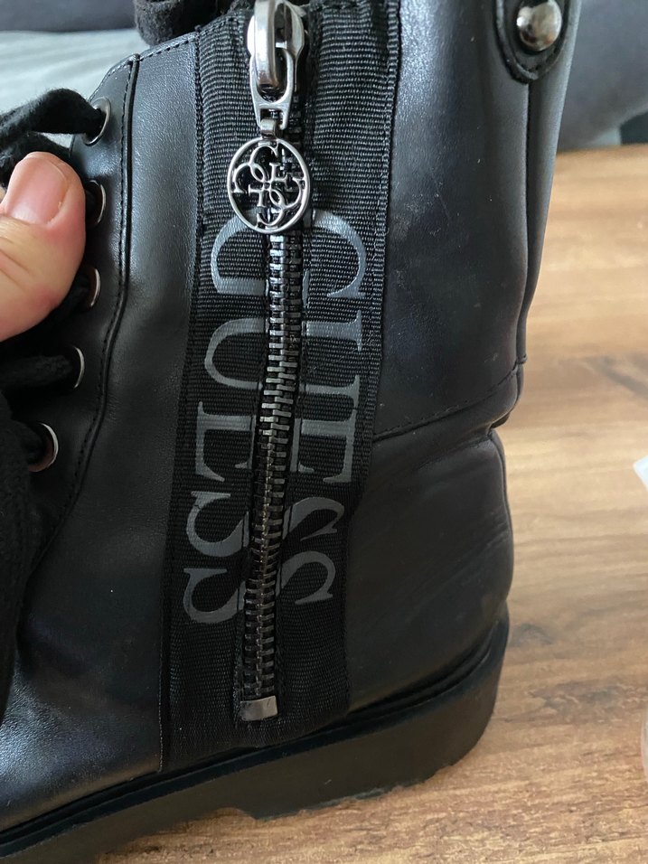 GUESS  Siyah Deri Fermuarlı Gotik Kadın Botu - Görsel 3