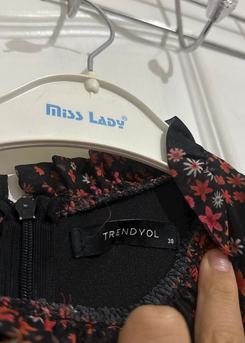 Uzun Kollu Siyah Desenli Midi Elbise - Görsel 3