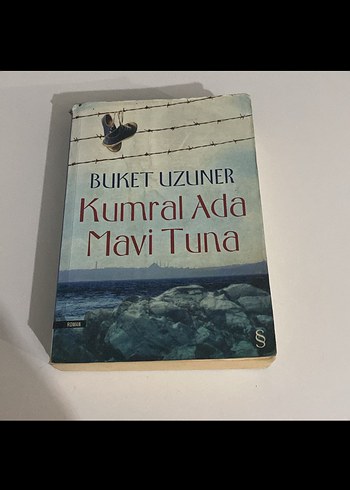 Kumral Ada Mavi Tuna - Buket Uzuner