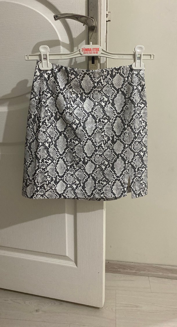 Yılan Desenli Gri Mini Etek - Görsel 3
