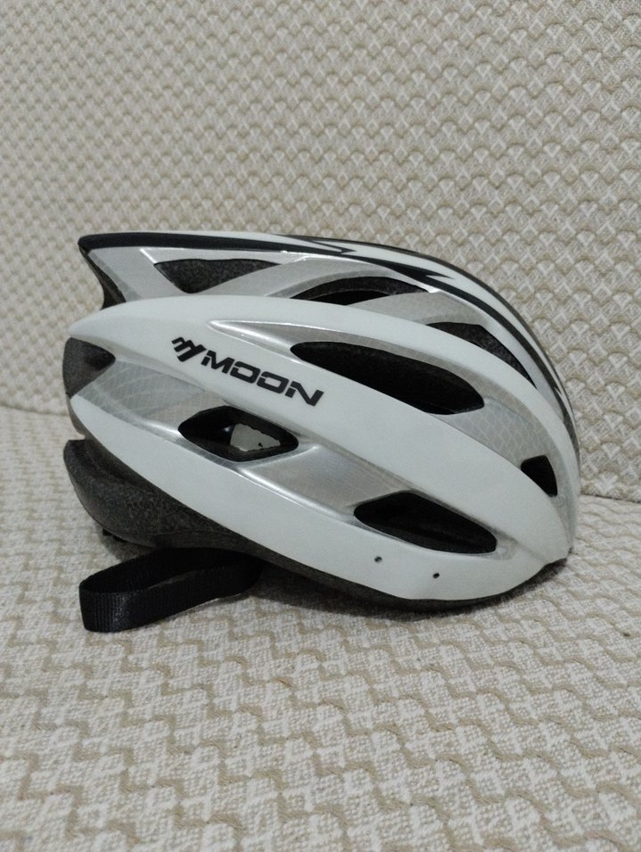 Beyaz-gri bisiklet kaskı - Görsel 3