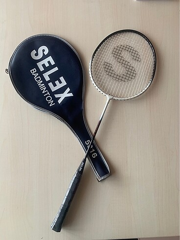 Badminton raketleri, Kaz Tüyü ve Plastik Toplar. Açıklama kısmı