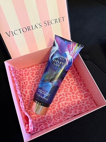 VİCTORİA SECRET VÜCUT LOSYONU VIOLET LILY BARKOTLU SIFIR ÜRÜN