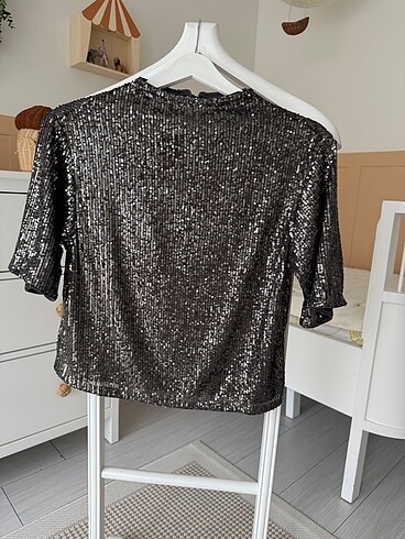 H&M etiketli pullu tshirt