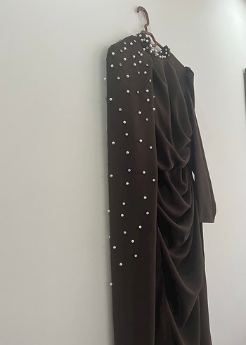 Drapeli Boncuk Detaylı Uzun Kahverengi Elbise - Görsel 2