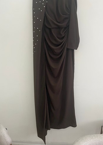 Drapeli Boncuk Detaylı Uzun Kahverengi Elbise - Görsel 4
