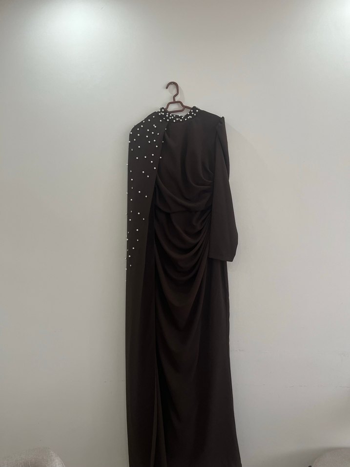 Drapeli Boncuk Detaylı Uzun Kahverengi Elbise - Görsel 5