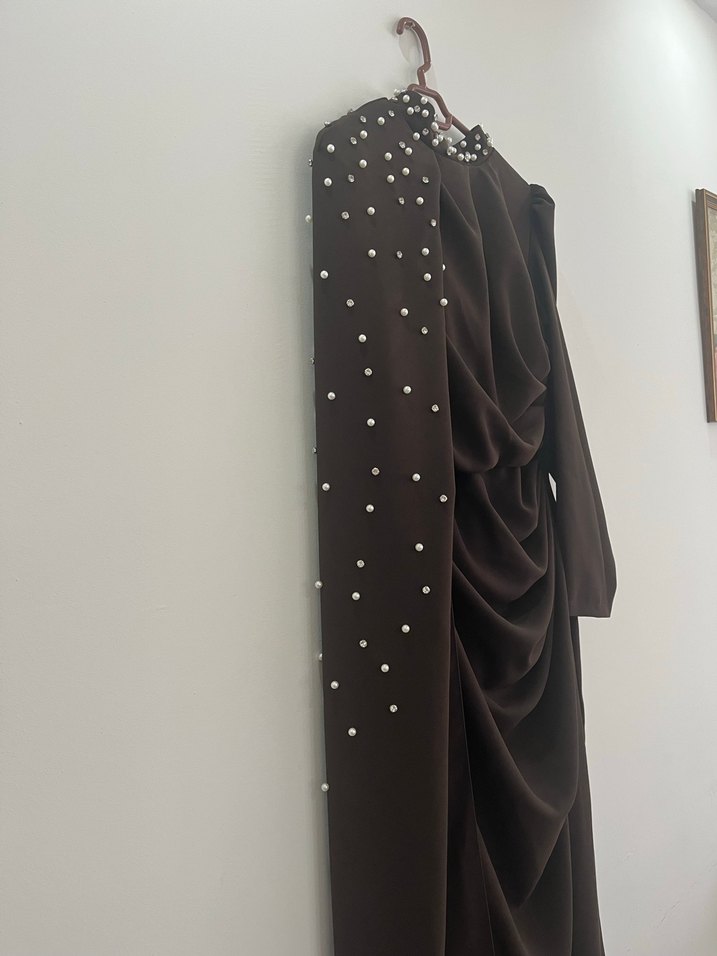 Drapeli Boncuk Detaylı Uzun Kahverengi Elbise - Görsel 2