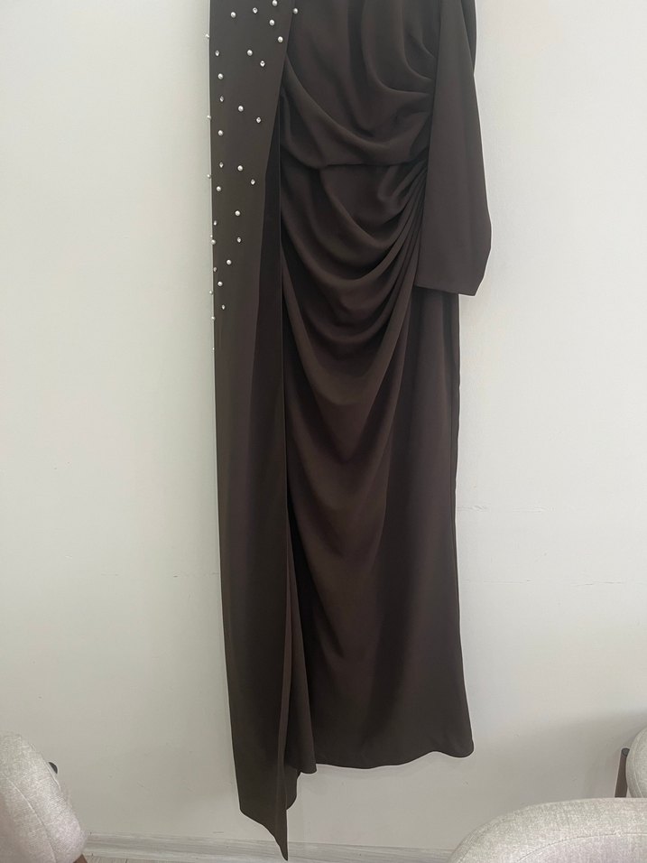 Drapeli Boncuk Detaylı Uzun Kahverengi Elbise - Görsel 4