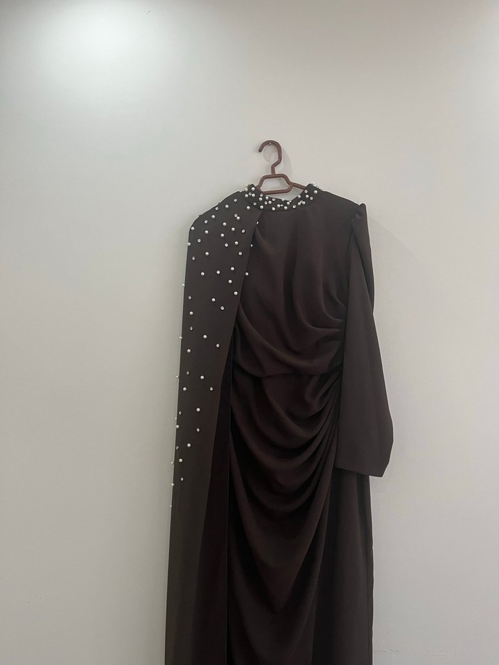 Drapeli Boncuk Detaylı Uzun Kahverengi Elbise - Görsel 3