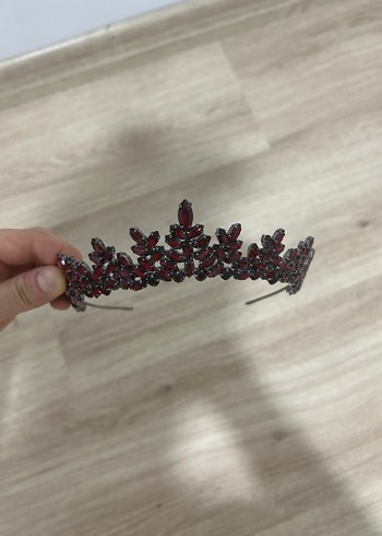 Bordo Parlak Taşlı Gotik Taç - Görsel 2