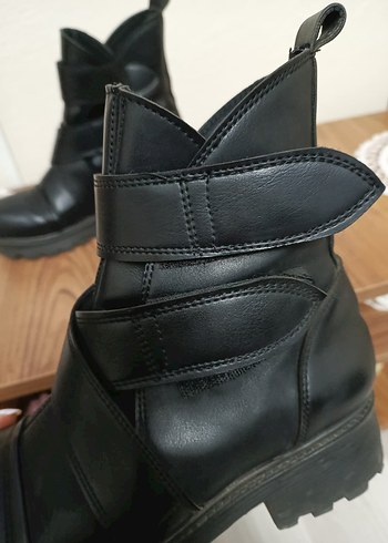 Tokalı Siyah Deri Gotik Kadın Botları - Görsel 3