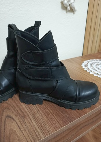 Tokalı Siyah Deri Gotik Kadın Botları - Görsel 2