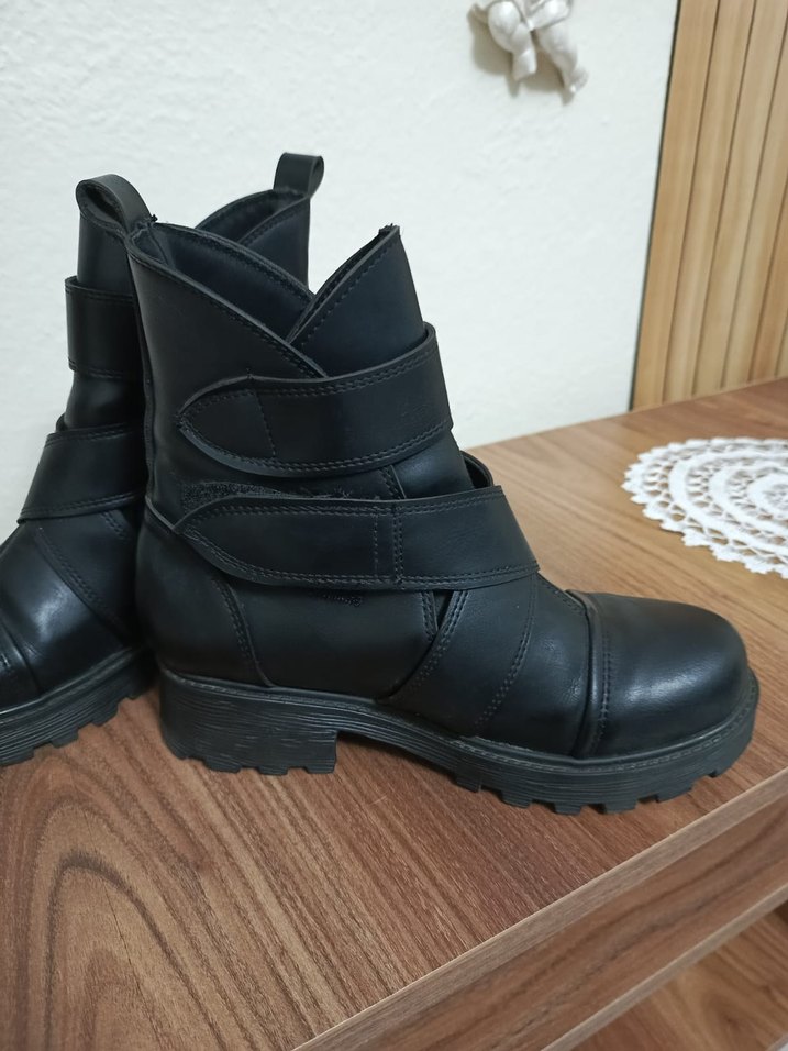 Tokalı Siyah Deri Gotik Kadın Botları - Görsel 2