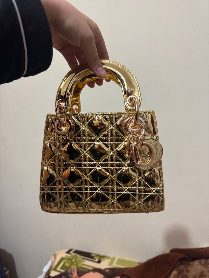 Zincir Detaylı Parıltılı Altın Deri Kadın Çanta - Görsel 2