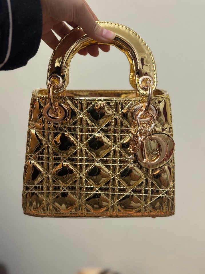 Zincir Detaylı Parıltılı Altın Deri Kadın Çanta - Görsel 4