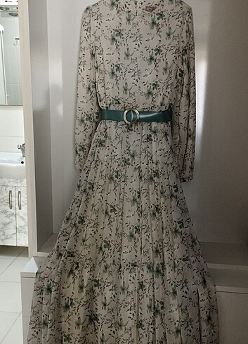 Çiçekli beyaz elbise uzun günlük kullanıma uygun - Görsel 2