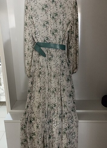 Çiçekli beyaz elbise uzun günlük kullanıma uygun - Görsel 3
